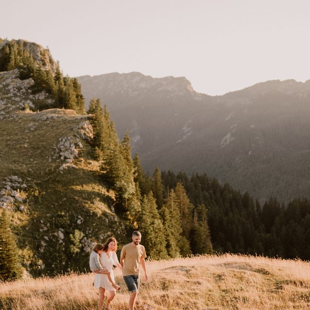 Un jour, vos enfants n’auront plus 3, 6 ou 10 ans.
Ils auront grandi. Les petits bras qui se jettent dans les vôtres seront devenus trop grands. Les rires insouciants se transformeront en souvenirs.

Et c’est là que ces photos prennent tout leur sens :
elles figent l’instant, elles racontent votre histoire 📸

✨ Des souvenirs à regarder dans 10 ans, le cœur serré, le sourire aux lèvres…🤍✨

—

Hello, moi c’est Eugénie, photographe spécialisée en famille, maternité et naissance en Rhône-Alpes. ✨

Envie d’une séance photo pour capturer ces moments précieux ? Contactez-moi !

📩 En MP ou sur mon site : www.littleone-atelier.com
💌 eugenie.hennebicq@gmail.com
📍 Basée entre Grenoble, Chambéry & Aix-les-Bains.

#photographefamille #mamangrenoble #mamanchambery #mumtobe2025 

Photographe Grenoble • photographe famille • photographe Chambéry • future maman