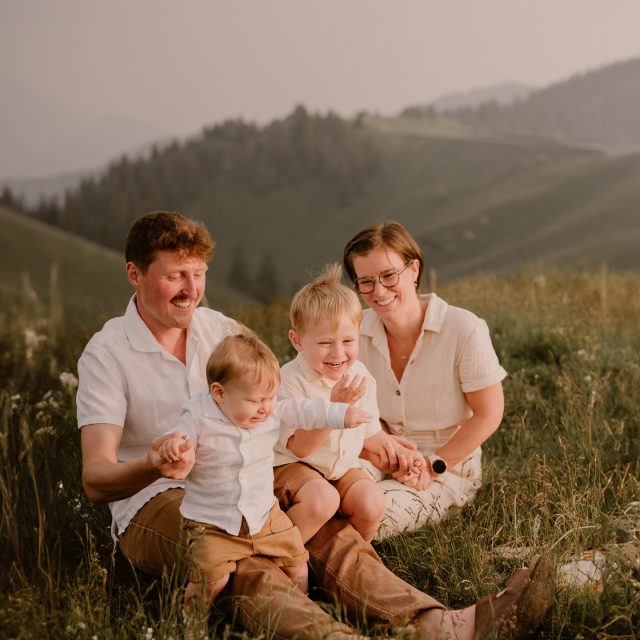 ✨ Un cadeau qui ne s’emballe pas… mais qui se vit. ✨Cette famille a reçu cette séance en bon cadeau : un moment à partager, à vivre, et à conserver en images.
Parce que parfois, le plus beau cadeau, c’est juste du temps ensemble. 💛📷 
—

Hello, moi c’est Eugénie, photographe spécialisée en famille, maternité et naissance en Rhône-Alpes. ✨

Envie d’une séance photo pour capturer ces moments précieux ? Contactez-moi !

📩 En MP ou sur mon site : www.littleone-atelier.com
💌 eugenie.hennebicq@gmail.com
📍 Basée entre Grenoble, Chambéry & Aix-les-Bains.

#photographefamille #mamangrenoble #mamanchambery #mumtobe2025 

Photographe Grenoble • photographe famille • photographe Chambéry • future maman