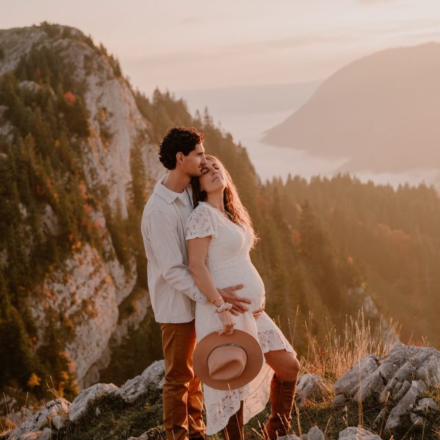 C’était un moment suspendu ✨tout était réuni pour que ce moment soit parfait. 
L’automne sait si bien mettre en lumière ces instants avant la vie à trois 🍂

On me pose souvent la question, la séance photo grossesse se réalise durant le 7ᵉ mois. Le moment parfait pour vivre cette parenthèse.
Et pour raconter toute votre histoire, la collection maternité vous accompagne de la grossesse à la naissance 🍁

—

Hello, moi c’est Eugénie, photographe spécialisée en famille, maternité et naissance en Rhône-Alpes. ✨

Envie d’une séance photo pour capturer ces moments précieux ? Contactez-moi !

📩 En MP ou sur mon site : www.littleone-atelier.com
💌 eugenie.hennebicq@gmail.com
📍 Basée entre Grenoble, Chambéry & Aix-les-Bains.

#photographefamille #mamangrenoble #mamanchambery #mumtobe2026 

Photographe Grenoble • photographe famille • photographe Chambéry • future maman