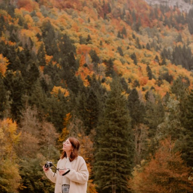 Au revoir 2025 ✨

Des familles qui rient, des mains qui se cherchent, des regards qui racontent plus que des mots.
Une année à observer, à créer avec le cœur, dans des lieux incroyables. Cette année, c’est plus de 120 familles qui m’ont confié leurs histoires. 🥹📸

Merci à celles et ceux qui ont été là, qui ont suivi, soutenu, partagé.
Chaque image existe grâce à vous.
Je referme cette année avec beaucoup de gratitude… et l’envie immense de continuer à raconter vos histoires 🌿✨

—

Hello, moi c’est Eugénie, photographe spécialisée en famille, maternité et naissance en Rhône-Alpes. ✨

Envie d’une séance photo pour capturer ces moments précieux ? Contactez-moi !

📩 En MP ou sur mon site : www.littleone-atelier.com
💌 eugenie.hennebicq@gmail.com
📍 Basée entre Grenoble, Chambéry & Aix-les-Bains.

#photographefamille #mamangrenoble #mamanchambery #mumtobe2026

Photographe Grenoble • photographe famille • photographe Chambéry • future maman