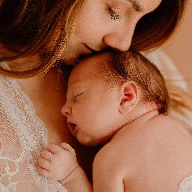 Les premiers instants avec votre bébé passent en un souffle…
Ces premières semaines précieuses, pleines de douceur, de découvertes et d’amour, méritent d’être gardées pour toujours. ✨
Chaque regard, chaque geste, chaque détail raconte le début de votre histoire à trois (ou plus). 📸

Une séance photo, c’est offrir à votre famille des souvenirs intemporels, à revivre encore et encore, bien après que ces moments se soient envolés. 🤍

Merci @cassandra_ntr pour ta confiance 🫶🏻

—

Hello, moi c’est Eugénie, photographe spécialisée en famille, maternité et naissance en Rhône-Alpes. ✨

Envie d’une séance photo pour capturer ces moments précieux ? Contactez-moi !

📩 En MP ou sur mon site : www.littleone-atelier.com
💌 eugenie.hennebicq@gmail.com
📍 Basée entre Grenoble, Chambéry & Aix-les-Bains.

#photographefamille #mamangrenoble #mamanchambery #mumtobe2026 

Photographe Grenoble • photographe famille • photographe Chambéry • future maman