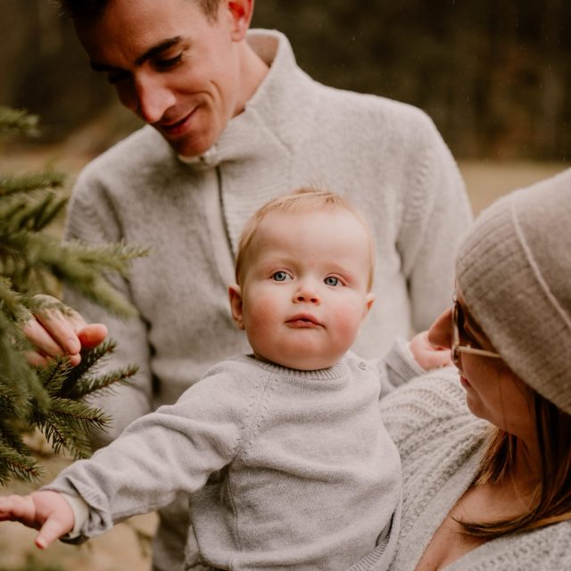 Faire une séance famille en hiver 🤎
On hésite souvent… on attend le retour des beaux jours, la lumière douce du printemps.
Et pourtant.
L’hiver a ce quelque chose de magique.
Le silence, la nature au ralenti, les corps qui se rapprochent pour se réchauffer.
Moins de bruit, plus de liens.

Alors qui est partant pour une séance photo en famille cet hiver ? 📸

—

Hello, moi c’est Eugénie, photographe spécialisée en famille, maternité et naissance en Rhône-Alpes. ✨

Envie d’une séance photo pour capturer ces moments précieux ? Contactez-moi !

📩 En MP ou sur mon site : www.littleone-atelier.com
💌 eugenie.hennebicq@gmail.com
📍 Basée entre Grenoble, Chambéry & Aix-les-Bains.

#photographefamille #mamangrenoble #mamanchambery #mumtobe2026 

Photographe Grenoble • photographe famille • photographe Chambéry • future maman