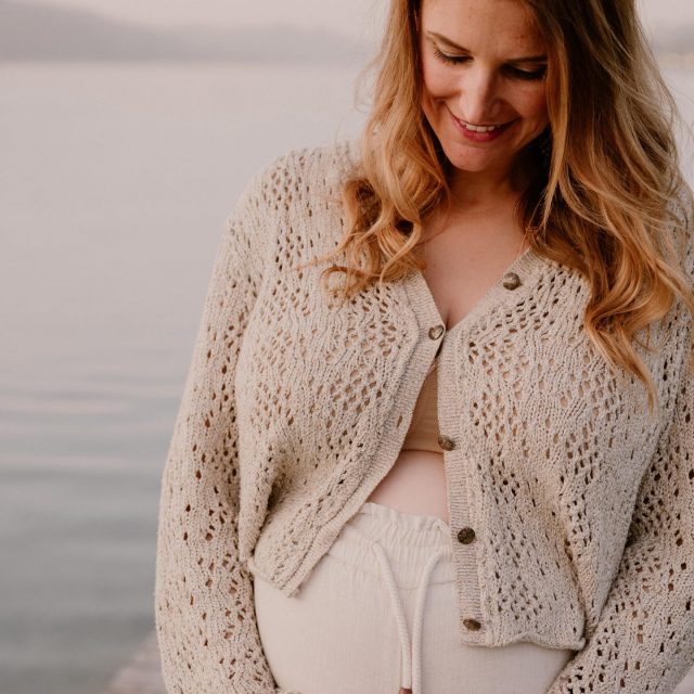 Parfois, les plus belles histoires commencent là où tout a commencé. 🤍 

Ce lac, c’est celui de l’enfance de Solène. 
Un endroit rempli de souvenirs, de baignades d’été…

Et en juin dernier, c’est ici qu’elle a écrit un nouveau chapitre de son histoire. 🥹

Il y a quelque chose de profondément émouvant à revenir aux lieux qui nous ont vus grandir… comme si le passé et le présent se tenaient la main le temps d’un instant. ✨ 

Merci @somartox pour ta confiance 🫶🏻📸

Et vous, avez-vous un endroit qui raconte votre histoire ? 🤍
—

Hello, moi c’est Eugénie, photographe spécialisée en famille, maternité et naissance en Rhône-Alpes. ✨

Envie d’une séance photo pour capturer ces moments précieux ? Contactez-moi !

📩 En MP ou sur mon site : www.littleone-atelier.com
💌 eugenie.hennebicq@gmail.com
📍 Basée entre Grenoble, Chambéry & Aix-les-Bains.

#photographefamille #mamangrenoble #mamanchambery #mumtobe2026 

Photographe Grenoble • photographe famille • photographe Chambéry • future maman