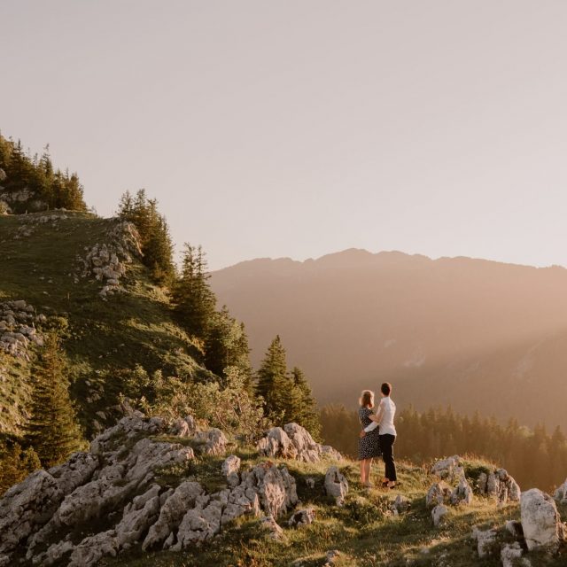 Il existe des moments où le temps semble ralentir.

Le vent, le silence des montagnes, les dernières lueurs du soleil… et ce petit cœur qui grandit déjà au creux d’une histoire d’amour.

C’est pour ces instants-là que j’aime tant mon métier.
Merci de me laisser raconter vos histoires, avec simplicité et authenticité. 🥹🤍

—

Merci d’être ici. 🤍

Moi, c’est Eugénie.

Je ne photographie pas seulement des visages. Je photographie des liens, des regards, des gestes et tous ces petits détails que le temps finit par effacer.

Pour que, dans quelques années, il vous suffise d’ouvrir un album pour ressentir à nouveau toute l’émotion de ces instants.

Si cette approche vous parle, je serais heureuse de raconter un morceau de votre histoire.

📩 En message privé ou sur mon site : www.littleone-atelier.com
💌 eugenie.hennebicq@gmail.com
📍 Entre Grenoble, Chambéry & Aix-les-Bains.

#photographefamille #mamangrenoble #mamanchambery #mumtobe2026

Photographe Grenoble • Photographe famille • Photographe grossesse • Photographe naissance