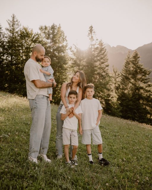 Cette séance a le goût des derniers soirs d’été ✨
la lumière dorée de fin d’été, trois frères qui courent partout, et des parents qui les regardent avec ce mélange d’amour et de fierté ✨

Des rires, du mouvement, des câlins volés… des vrais moments, tout simplement, avec la belle famille de Marjorie et Sacha 🤍
@marjorie_treille & @777satch777 

—

Hello, moi c’est Eugénie, photographe spécialisée en famille, maternité et naissance en Rhône-Alpes. ✨

Envie d’une séance photo pour capturer ces moments précieux ? Contactez-moi !

📩 En MP ou sur mon site : www.littleone-atelier.com
💌 eugenie.hennebicq@gmail.com
📍 Basée entre Grenoble, Chambéry & Aix-les-Bains.

#photographefamille #mamangrenoble #mamanchambery #mumtobe2026 

Photographe Grenoble • photographe famille • photographe Chambéry • future maman