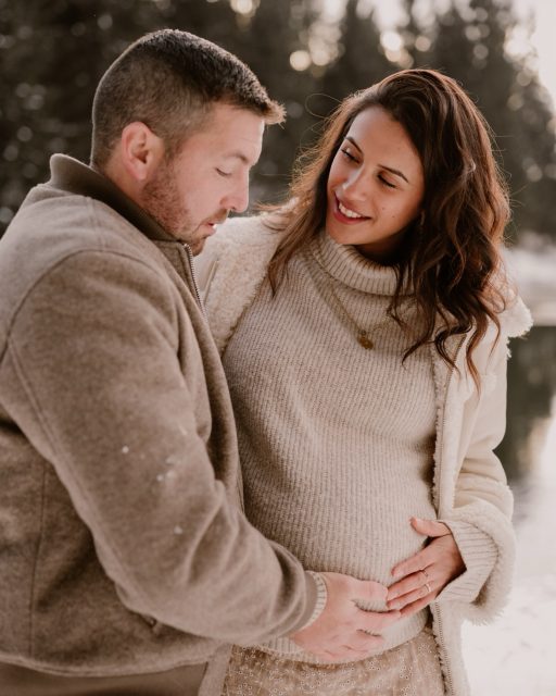 Porter la vie en hiver ✨🤍

L’hiver ne fait pas disparaître la douceur,
il la révèle autrement.
La neige apaise, la lumière est douce✨

Une séance grossesse en extérieur en hiver,
ce n’est pas braver le froid,
c’est s’offrir un moment hors du temps,
simple, vrai, profondément beau.

Si tu es enceinte pour 2026, c’est le moment de réserver. L’hiver aussi mérite d’être raconté 📸

Merci @chienstraineauchamrousse_off pour ce moment suspendu. 🫶🏻

—

Hello, moi c’est Eugénie, photographe spécialisée en famille, maternité et naissance en Rhône-Alpes. ✨

Envie d’une séance photo pour capturer ces moments précieux ? Contactez-moi !

📩 En MP ou sur mon site : www.littleone-atelier.com
💌 eugenie.hennebicq@gmail.com
📍 Basée entre Grenoble, Chambéry & Aix-les-Bains.

#photographefamille #mamangrenoble #mamanchambery #mumtobe2026 

Photographe Grenoble • photographe famille • photographe Chambéry • future maman