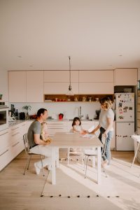 photographe chambery grenoble seance photo famille a la maison little one atelier eugenie hennebicq photographe bebe_0004