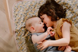 photographe chambery grenoble seance photo famille a la maison little one atelier eugenie hennebicq photographe bebe_0005