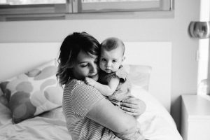 photographe chambery grenoble seance photo famille a la maison little one atelier eugenie hennebicq photographe bebe_0006