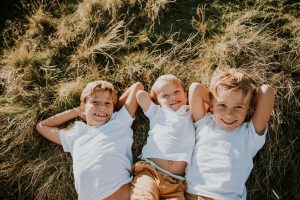 photographe chambery grenoble seance photo famille a la maison little one atelier eugenie hennebicq photographe bebe_0015