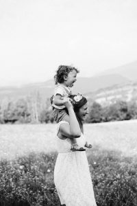 photographe chambery grenoble seance photo famille a la maison little one atelier eugenie hennebicq photographe bebe_0027