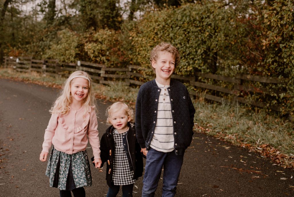 photographe-grenoble-seance-photo-famille-exterieur-nature-champetre-boheme-photo-enfant-chambery-eugenie-hennebicq-little-one_0001