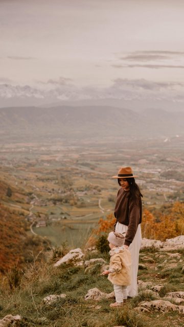 Les souvenirs ne préviennent pas quand ils deviennent précieux.

Un jour, ces courses dans l’herbe, ces câlins serrés et ces rires trop forts auront grandi…
Et ces images seront le chemin pour y revenir 🌿

Les photos de famille, c’est un cadeau pour le futur.
—

Hello, moi c’est Eugénie, photographe spécialisée en famille, maternité et naissance en Rhône-Alpes. ✨

Envie d’une séance photo pour capturer ces moments précieux ? Contactez-moi !

📩 En MP ou sur mon site : www.littleone-atelier.com
💌 eugenie.hennebicq@gmail.com
📍 Basée entre Grenoble, Chambéry & Aix-les-Bains.

#photographefamille #mamangrenoble #mamanchambery #mumtobe2026 

Photographe Grenoble • photographe famille • photographe Chambéry • future maman
