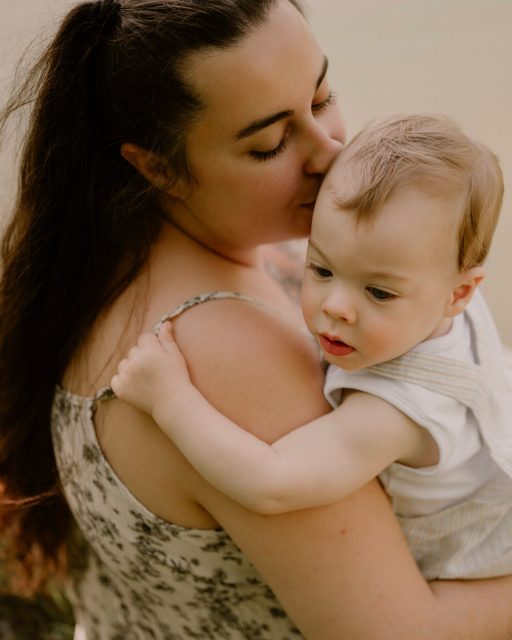 Une maman, son petit garçon, des regards tendres et des éclats de rire…

Et puis, comme un cadeau inattendu, Mattia a choisi ce moment pour faire ses premiers pas. 🥹

Quelques secondes seulement, mais des souvenirs pour toute une vie.

Je mesure la chance que j’ai de pouvoir capturer ces instants qui passent si vite et qui comptent tellement. ✨

Parce qu’au fond, les plus beaux souvenirs sont souvent ceux qu’on n’avait pas prévus. 🤍

—

Hello, moi c’est Eugénie, photographe spécialisée en famille, maternité et naissance en Rhône-Alpes. ✨

Envie d’une séance photo pour capturer ces moments précieux ? Contactez-moi !

📩 En MP ou sur mon site : www.littleone-atelier.com
💌 eugenie.hennebicq@gmail.com
📍 Basée entre Grenoble, Chambéry & Aix-les-Bains.

#photographefamille #mamangrenoble #mamanchambery #mumtobe2026 

Photographe Grenoble • photographe famille • photographe Chambéry • future maman