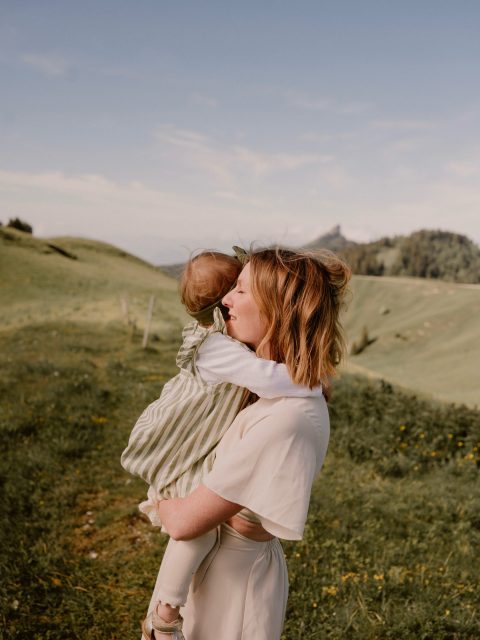 Un matin au Charmant som pour photographier cette petite beauté et ses parents 🌿 et puis il y a eu ce mail de Manon à la livraison de la galerie qui m’a touché en plein cœur : « Un immense merci pour cette magnifique séance en famille. ❤️ En découvrant les photos, nous avons été profondément touchés. Tu n’as pas seulement pris de belles images, tu as su capturer des instants de vie avec une intensité et une émotion incroyables. Chaque regard, chaque sourire, chaque geste avec Alice et Florian nous a émerveillés. Après 18 ans avec Florian nous n’avions jamais immortalisé des moments comme ça. Merci pour ton talent, ta sensibilité et ton regard si juste. Grâce à toi, nous avons des souvenirs d’une valeur inestimable, tellement qu’il était impossible de choisir ! Alors nous avons tout pris 🙈
Encore un immense merci, et à bientôt c’est certain. »

—

Merci d’être ici. 🤍

Moi, c’est Eugénie.

Je ne photographie pas seulement des visages. Je photographie des liens, des regards, des gestes et tous ces petits détails que le temps finit par effacer.

Pour que, dans quelques années, il vous suffise d’ouvrir un album pour ressentir à nouveau toute l’émotion de ces instants.

Si cette approche vous parle, je serais heureuse de raconter un morceau de votre histoire.

📩 En message privé ou sur mon site : www.littleone-atelier.com
💌 eugenie.hennebicq@gmail.com
📍 Entre Grenoble, Chambéry & Aix-les-Bains.

#photographefamille #mamangrenoble #mamanchambery #mumtobe2026

Photographe Grenoble • Photographe famille • Photographe grossesse • Photographe naissance