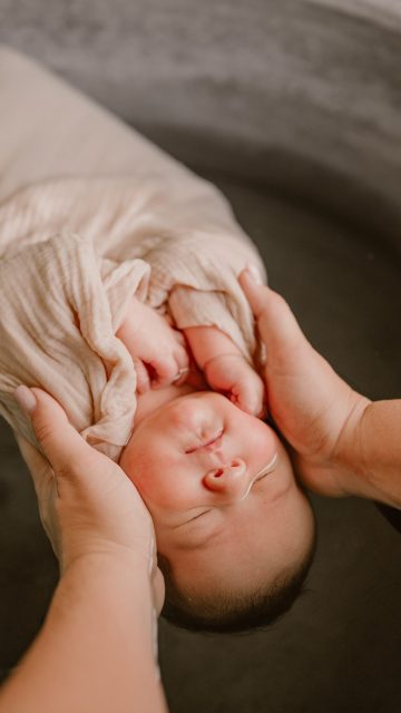 6 petits jours 🤍
Olivia a vécu son premier bain dans une douceur infinie entourée de ses parents. Un instant délicat, suspendu entre la naissance et les premiers souvenirs, accompagné avec tant de douceur par Clémence. @uneescalededouceur 

Merci @mb.slz pour ta confiance depuis tant d’années. 🫶🏻🌸

—

Hello, moi c’est Eugénie, photographe spécialisée en famille, maternité et naissance en Rhône-Alpes. ✨

Envie d’une séance photo pour capturer ces moments précieux ? Contactez-moi !

📩 En MP ou sur mon site : www.littleone-atelier.com
💌 eugenie.hennebicq@gmail.com
📍 Basée entre Grenoble, Chambéry & Aix-les-Bains.

#photographefamille #mamangrenoble #mamanchambery #mumtobe2026 

Photographe Grenoble • photographe famille • photographe Chambéry • future maman