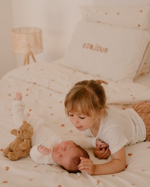 Certaines rencontres sonnent comme une évidence, tout en douceur ✨
Après un doux coucher de soleil sur les bords du lac du Bourget pour leur séance grossesse, je les ai retrouvés dans leur cocon, à la maison, pour accueillir Gatien 🐻
Deux moments suspendus, deux chapitres d’une même histoire, gardés précieusement dans leur collection maternité 🤍

Merci @norelyse pour ta confiance 🫶🏻

—

Hello, moi c’est Eugénie, photographe spécialisée en famille, maternité et naissance en Rhône-Alpes. ✨

Envie d’une séance photo pour capturer ces moments précieux ? Contactez-moi !

📩 En MP ou sur mon site : www.littleone-atelier.com
💌 eugenie.hennebicq@gmail.com
📍 Basée entre Grenoble, Chambéry & Aix-les-Bains.

#photographefamille #mamangrenoble #mamanchambery #mumtobe2026 

Photographe Grenoble • photographe famille • photographe Chambéry • future maman 2026