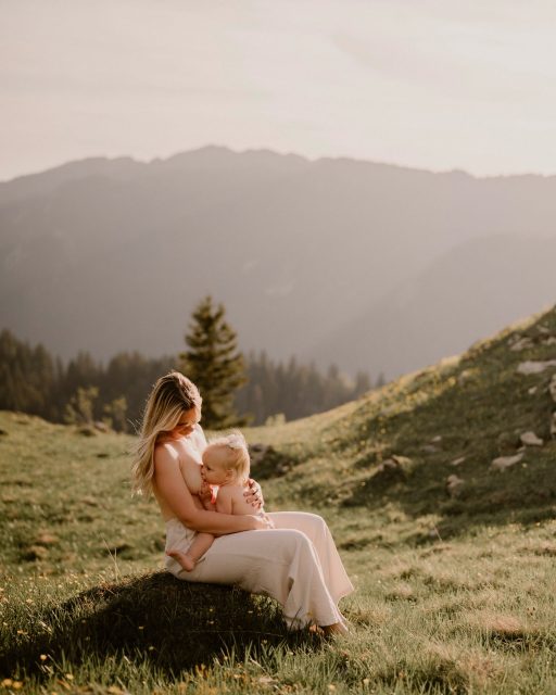 Parfois, la vraie lumière est juste là, dans les bras d’une maman, dans ce regard échangé, dans ce moment suspendu où le monde semble s’arrêter. 🤍

L’allaitement, c’est bien plus qu’un geste.
C’est un refuge, une connexion, une histoire d’amour qui se raconte sans mots.

Merci Margaux pour ce moment incroyable partagé. Il restera longtemps dans mon cœur de maman et photographe 🥹🤍

—

Hello, moi c’est Eugénie, photographe spécialisée en famille, maternité et naissance en Rhône-Alpes. ✨

Envie d’une séance photo pour capturer ces moments précieux ? Contactez-moi !

📩 En MP ou sur mon site : www.littleone-atelier.com
💌 eugenie.hennebicq@gmail.com
📍 Basée entre Grenoble, Chambéry & Aix-les-Bains.

#photographefamille #mamangrenoble #mamanchambery #mumtobe2026 #allaitement 

Photographe Grenoble • photographe famille • photographe Chambéry • future maman