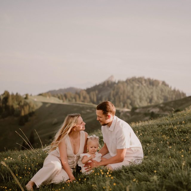 Il était temps de vous partager cette séance que j’aime tant. 🫣 La douceur du printemps pour raconter cette jolie famille 🥹🌿

—
Merci d’être ici. 🤍

Moi, c’est Eugénie.
Je photographie les liens, les regards, les petits gestes et tous ces instants que l’on aimerait garder pour toujours.

Si cette façon de raconter votre histoire vous parle, je serais heureuse de la photographier. 🤍

📩 En message privé ou sur mon site : www.littleone-atelier.com
💌 eugenie.hennebicq@gmail.com
📍 Entre Grenoble, Chambéry & Aix-les-Bains.

#photographefamille #mamangrenoble #mamanchambery #mumtobe2027 

Photographe chambery • Photographe famille • Photographe grossesse • Photographe naissance