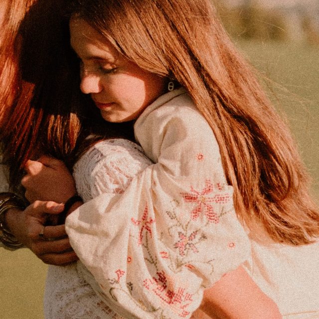 Et puis parfois, j’ai la chance de photographier des familles dont les enfants ont déjà bien grandi. Et j’aime tellement ça. 🤍

Les complicités qui se passent de mots, les gestes spontanés, les regards qui en disent long… Ces liens qui évoluent au fil des années, mais qui racontent toujours leur histoire avec intensité💫

Merci @luciepirlo de m’avoir confié tes précieux souvenirs de famille 🫶🏻

—

Merci d’être ici. 🤍

Moi, c’est Eugénie.

Je ne photographie pas seulement des visages. Je photographie des liens, des regards, des gestes et tous ces petits détails que le temps finit par effacer.

Pour que, dans quelques années, il vous suffise d’ouvrir un album pour ressentir à nouveau toute l’émotion de ces instants.

Si cette approche vous parle, je serais heureuse de raconter un morceau de votre histoire.

📩 En message privé ou sur mon site : www.littleone-atelier.com
💌 eugenie.hennebicq@gmail.com
📍 Entre Grenoble, Chambéry & Aix-les-Bains.

#photographefamille #mamangrenoble #mamanchambery #mumtobe2027

Photographe Grenoble • Photographe famille • Photographe grossesse • Photographe naissance