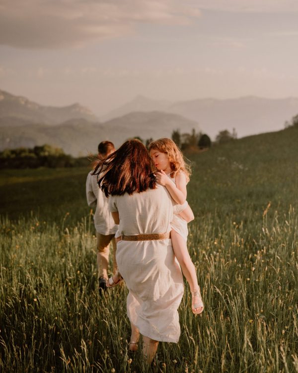 photographe famille enfant chartreuse grenoble voiron isere exterieur nature golden hour25
